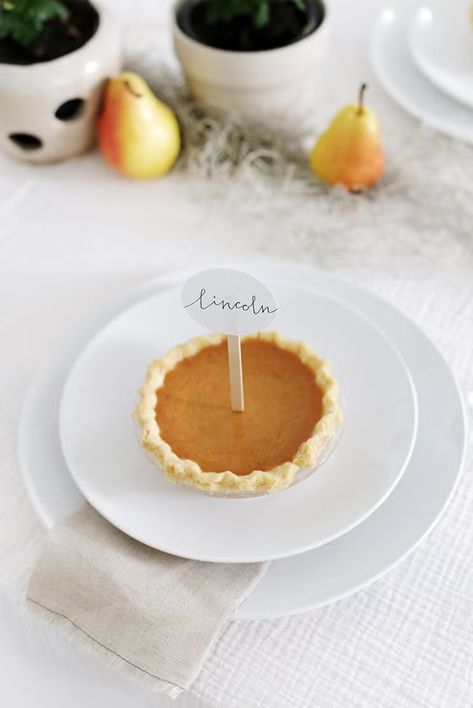 pumpkin pie place card Thanksgiving Place Cards Diy, Coconut Oil Candle, Diy Place Cards, Pie Box, Mini Pie, Thanksgiving Place Cards, Thanksgiving Day Parade, Diy Thanksgiving, Dried Oranges