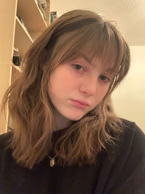 Fringe Bangs With Curtain Bangs, Soft Bangs With Layers, Medium Length Hair With Fringe Bangs, Bangs With Oval Face, Saltburn Aesthetic Outfit, 90s Lob With Bangs, Haircuts With Bangs For Round Faces, Wispy Bangs Medium Hair, Bangs Round Faces