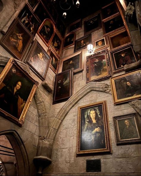 Hogwarts Staircase, Harry Potter Park, Hogwarts Interior, Harry Potter Orlando, Universal Studios Orlando Trip, Harry Potter Castle, Universal Hollywood, Castle Interior, Disney Parque