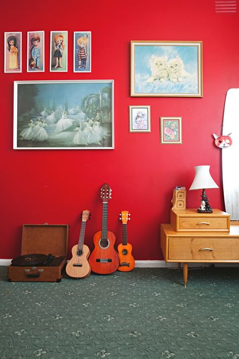 A child's very bright, bold, fun, and musical bedroom. This bright red wall is covered with the perfect vintage art pieces. Decorating a child's room can be a blast! Texture Wall Painting, Wall Painting Techniques, Painting Colors, Interior Color Schemes, Interior Design Color, Texture Wall, Bedroom Red, Room Paint Colors, Neutral Interiors