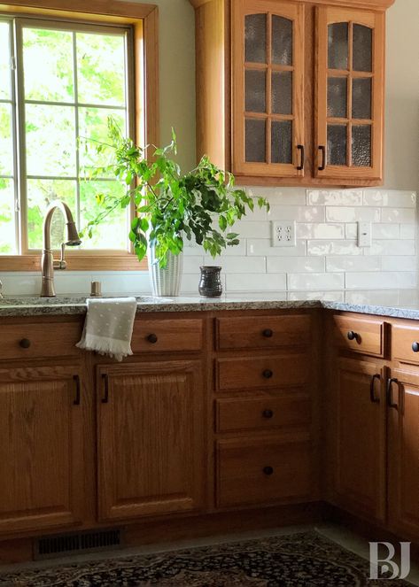 Kitchen Tiles Backsplash Oak Cabinets, Medium Oak Kitchen Cabinets White Countertops, Backsplash In Small Kitchen, Entryway By Kitchen, Quartz Kitchen Countertops With Oak, Oak Kitchen Quartz Countertops, Formica Countertops With Honey Oak Cabinets, Oak Cabinet Kitchen Backsplash, Traditional Design Interior