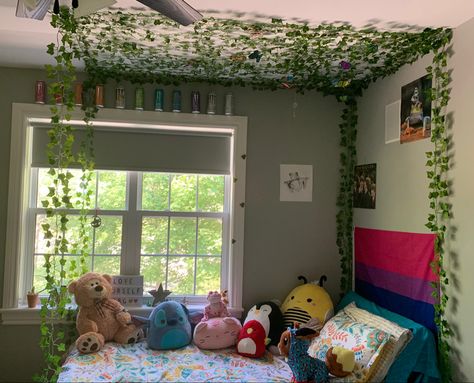 Squishmallows Aesthetic Bed, Heartstopper Bedroom Aesthetic, Pride Flag In Room Aesthetic, Pride Flag Bedroom Aesthetic, Flags In Bedroom Ideas, Pride Flag In Room, Heartstopper Bedroom, Pride Flag Bedroom, Pride Bedroom Ideas