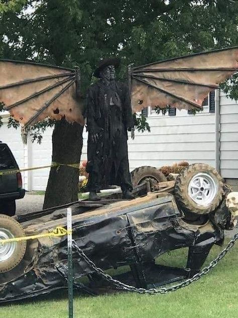 Jeepers creepers decoration Spook Houses, Haunted Trail, Horror Classics, Dekorasi Halloween, Build Projects, Halloween Props Diy, Halloween Scarecrow, The Creeper, Fall Designs