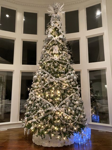 White and silver christmas tree Christmas Tree In Big House, Big Christmas Tree Aesthetic, Huge Christmas Tree Luxury, Big Christmas Tree Living Rooms, Silver Christmas Aesthetic, Christmas Mansion, White And Silver Christmas Tree, Christmas Tree Luxury, White And Silver Christmas