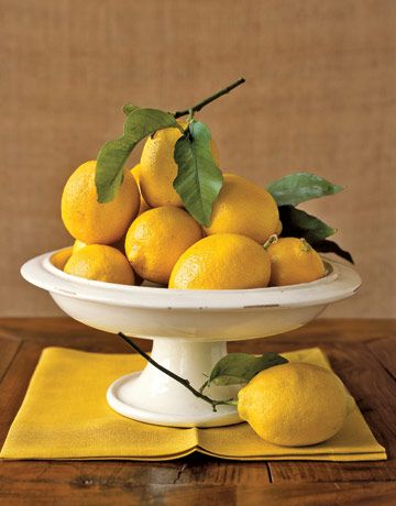 bowls of lemons as centerpieces - just a pop of color Lemon Seasoning, Lemon Bowl, Kitchen Table Centerpiece, Lemon Decor, Lemon Recipes, Green Cleaning, Lemon Lime, Mellow Yellow, Fruit Bowl