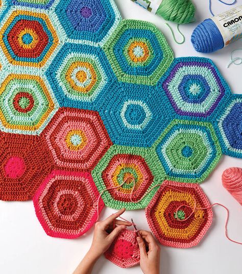 One a Day Crochet Hexagon Temperature Blanket - Crafts of the Mommy Crochet Exercise, Hexagon Knitting, Crochet Hexagon Blanket, Hexagon Crochet Pattern, Squares Blanket, Temperature Blanket, Blanket Craft, Crochet Collection, Viking Sewing