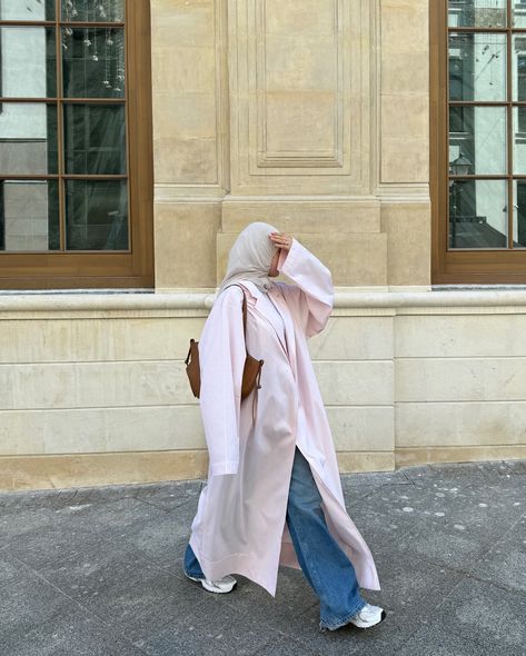 missed this weather💓 outfit details: abaya @ushatava_live jeans @ushatava_live shoes @newbalance 530 bag @polene_paris Summer Outfits Linen, Outfit Kampus, Islamic Fashion Dresses, Linen Outfit, Hijabi Fits, Cute Modest Outfits, Dress Design Sketches, Hijabi Outfits, Hijab Fashion Inspiration