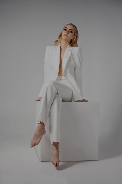 Formal Posing Ideas, Professional Outfits Women Headshots, Women Suit Photoshoot Ideas, Poses In Blazer For Women, Professional Shoots For Women, White On White Photoshoot, White T Shirt Photoshoot, Woman Business Photoshoot, Business Profile Picture Ideas