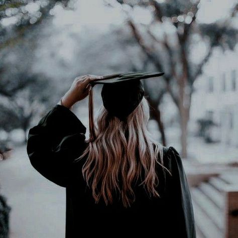 Graduation Photography Poses, Graduation Poses, Vision Board Images, Graduation Picture Poses, Grad Photoshoot, Vision Board Photos, Vision Board Pictures, Pose Fotografi, The Pretty Reckless