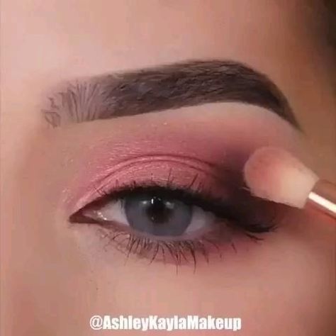 12 Iconic Eyeliner Looks | Eyeliner Tips(paid link) For more information, visit image link. Rosa Make-up, Make Up Designs, Eyes Tutorial, Soft Eye Makeup, Video Makeup, Prom Eye Makeup, Makeup Tutorial Eyeshadow, Smink Inspiration, Hooded Eye Makeup