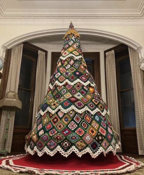 Granny Square Christmas Tree, Granny Square Christmas, Crochet Christmas Trees Pattern, Crochet Christmas Tree, Grandma Christmas, Crochet Ladies Tops, Crochet Christmas Trees, Holiday Crochet, Small Christmas Trees