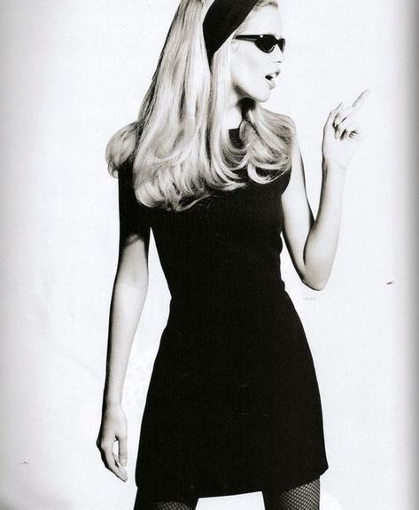 Retro Eyeliner, Chica Cool, Model Aesthetic, Claudia Schiffer, Mode Inspo, Brigitte Bardot, 60s Fashion, 인물 사진, Star Girl