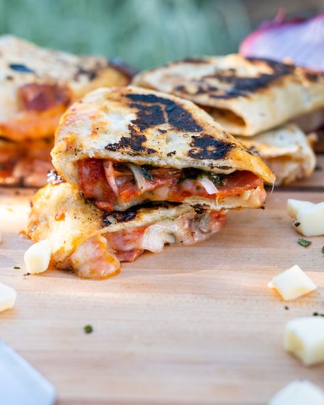 Kuma Kitchen - Campfire Pizza Pockets Campfire Pizza Pockets, Campfire Calzones, Stovetop Pizza, Taco Pockets, Campfire Pizza, Homemade Pizza Pockets, Pizza Roll Recipe, Pizza Dough Recipe Easy, Pizza Pockets