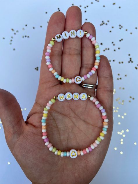 Mom And Daughter Bracelets, Pulseras Aesthetic, Beaded Designs, Mama Bracelet, Mini Bracelet, Mama And Mini, Beads Ideas, Diy Bracelet Designs, Black Rainbow