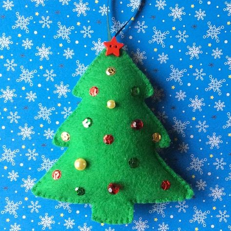 Felt Christmas Tree Craft, Sewing Christmas Tree, Felt Ornaments Diy, Felt Christmas Tree Decorations, Appreciation Gifts Diy, Christmas Tree Template, Animal Ornaments, Softie Pattern, Christmas Favors