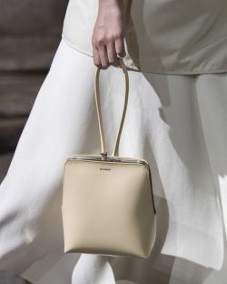 MODEDAMOUR Milan Fashion Week Spring 2020, Fashion Week Spring 2020, Fashion Landscape, Popular Bags, Backpack Bag, Outfit Casual, Jil Sander, Milan Fashion, Bag Women