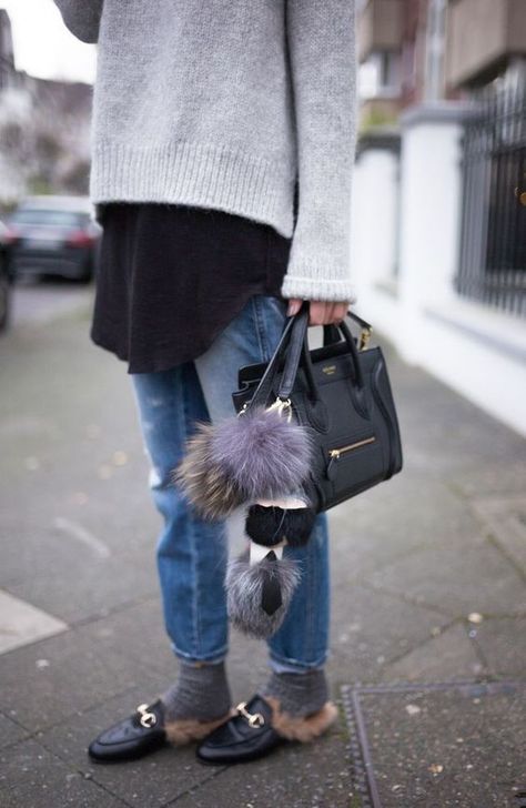 Today´s inspo: pompoms Nail Editorial, Princetown Gucci, Loafers Outfit, Nyc Street Style, Fool Proof, Moda Paris, Outfit Formulas, Classy Casual, Outfit Look