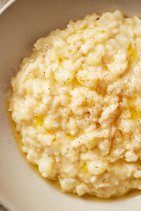 This delicious (albeit slightly unusual sounding) potato risotto recipe is the ultimate comfort food; think buttery mashed potato combined with creamy risotto, finished with a hint of warming nutmeg. Make sure you use a vegetarian alternative to Parmesan if catering for veggies. Carbonara Pizza, Cupboard Recipes, Potato Risotto, Bacon Lasagna, Sous Vide Vegetables, Vegetarian Risotto, Mash Potato, Buttery Mashed Potatoes, Store Cupboard