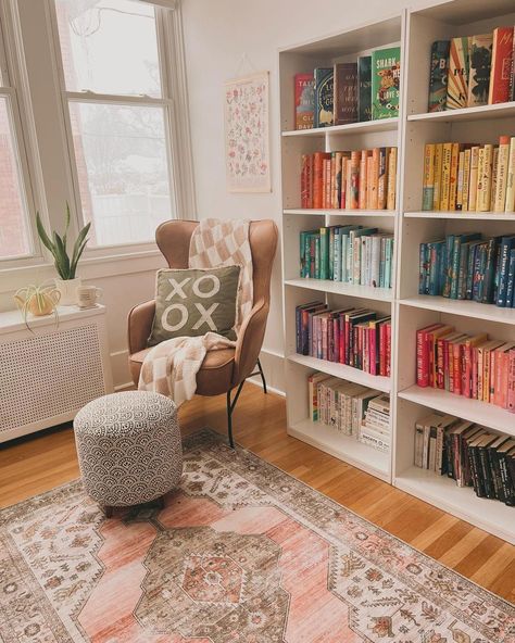 25 Cozy And Serene Reading Room Ideas You Need To See Bright Cozy Reading Room, Cosy Reading Area, Readers Living Room, Colorful Home Library, Cozy Reading Corner Ideas, Home Office Reading Corner, Reading Corner In Living Room, Day Room Ideas, Library In Living Room