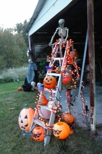 Punkin ladder Halloween Ladder Decorations, Wooden Ladders, Halloween Food Decorations, Skull Ideas, Halloween Foods, Hallowen Ideas, Creepy Decor, Halloween Ii, Halloween Crafts Decorations