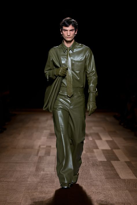 Ferragamo Fall 2024 Ready-to-Wear Collection Lotta Volkova, Leather Suit, Catwalk Fashion, B Fashion, Fall 2024, Fashion Details, Milan Fashion Week, Salvatore Ferragamo, Cortes De Cabello Corto