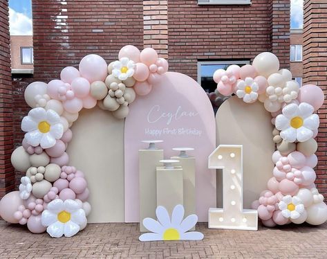 18 First Birthday Party Themes For Girls Princess Birthday Party Decor, Arch Backdrops, Flower Birthday Party, Princess Birthday Party Decorations, Fest Temaer, Baby Birthday Decorations, Daisy Party, Baby Birthday Themes