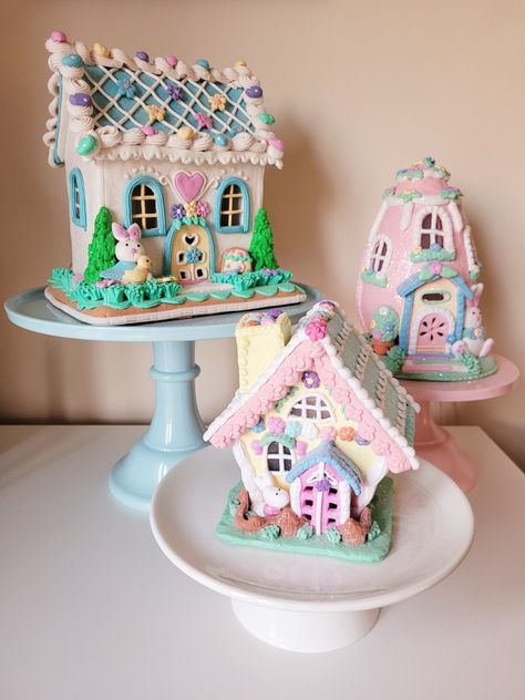 Easter Houses Gingerbread, Candy House Decorations, Easter Houses, Girlie Christmas, Easter Gingerbread House, Easter Village, Gingerbread House Craft, Homemade Gingerbread House, Ginger Bread House Diy