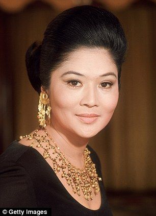 Imelda marcos Women History, Toddlers And Tiaras, Filipiniana Dress, Filipino Culture, The Wedding Singer, Photo Slideshow, Clothes And Shoes, Retro Hairstyles, Asian Hair