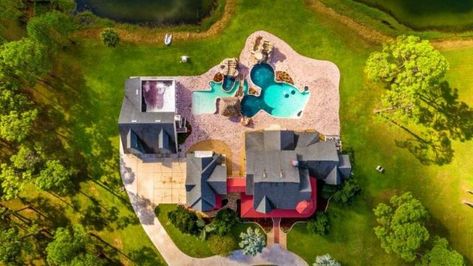 Disney-Themed House With Mickey Mouse Shaped Pools Up For Sale Disney Backyard, Animated Disney Characters, Disney House Ideas, Disney House, Casa Disney, Sky Lounge, Disney Room, Disney Parque, Florida Parks