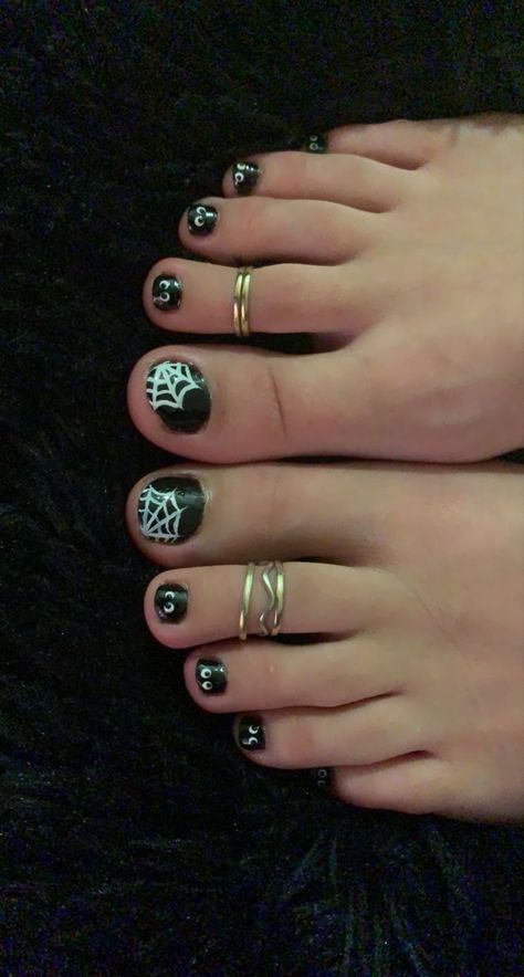 Halloween Nails Pedicure, Toe Nail Designs For Halloween, Witchy Pedicure, Halloween Mani Pedi, Easy Toenail Painting Ideas, Simple Halloween Toe Nails, Cute Toenail Designs For Fall, Cute Halloween Toe Nails, Halloween Toe Designs