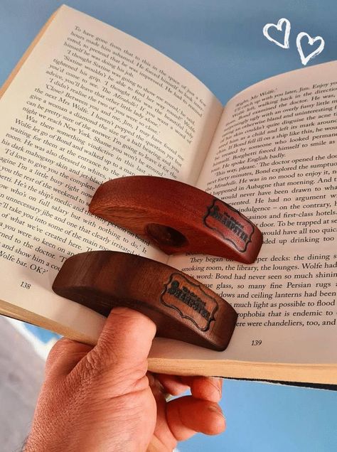 Book Holder Diy, Ring Book, Book Page Holder, Page Holder, Woodworking For Kids, Small Woodworking Projects, Diy Wooden Projects, Book Holder, Wood Shop Projects