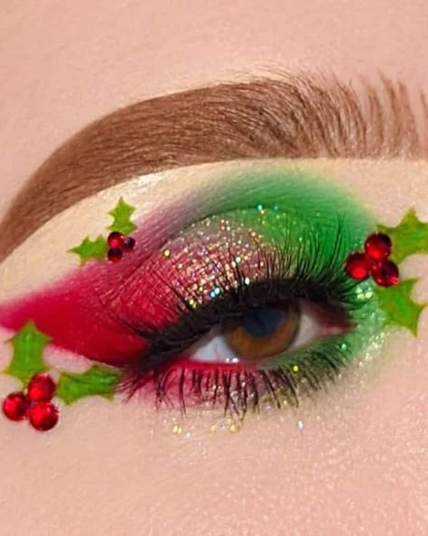 Christmas Makeup Looks Simple, Christmas Eyeliner, Creative Christmas Makeup, Simple Christmas Makeup, Eyeliner Creative, Makeup Looks Christmas, Grinch Makeup, Reindeer Makeup, Makeup Looks Winter