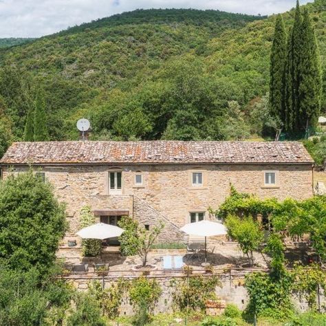 A honey stone Tuscan Farmhouse with Terrace and Hill Views Tuscan Farmhouse Bedroom, Italian Countryside House, Italian Pool, Villa Farmhouse, Farmhouse With Pool, Cortona Tuscany, Modern Tuscan, Tuscan Farmhouse, Villa With Pool