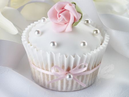 Fancy sugar rose cupcakes Pearl Cupcakes, Cupcake Wall, Cupcakes Flores, Roses And Pearls, Savory Cakes, Fancy Cupcakes, Pretty Cupcakes, Cupcakes Decorados, Beautiful Cupcakes