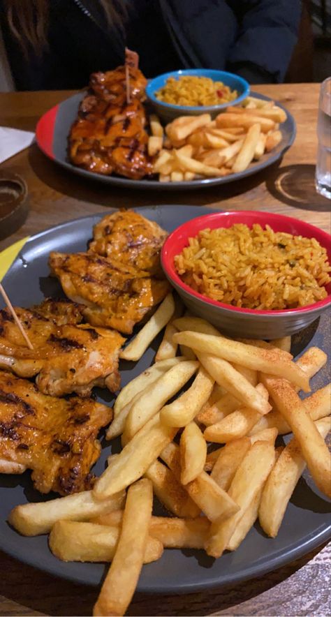 Nandos Aesthetic, Foods Aesthetics, Kfc Inspired Recipes, Food Snap, Dark Evil, Night Food, Halal Recipes, Delicacy Food, Ramadan Gifts