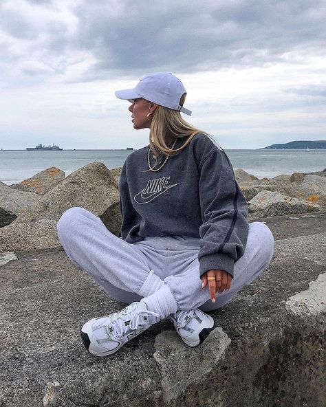 Jess Hunt on Instagram: “Daily walk 🌊” Nike Cap Outfit, Athletic Joggers Outfit, Gray Sweatpants Outfit, Cozy Sweatpants Outfits, Cool Sweatpants, Sweatpants Outfit Ideas, Jess Hunt, Track Pants Outfit, Cute Sweatpants Outfit