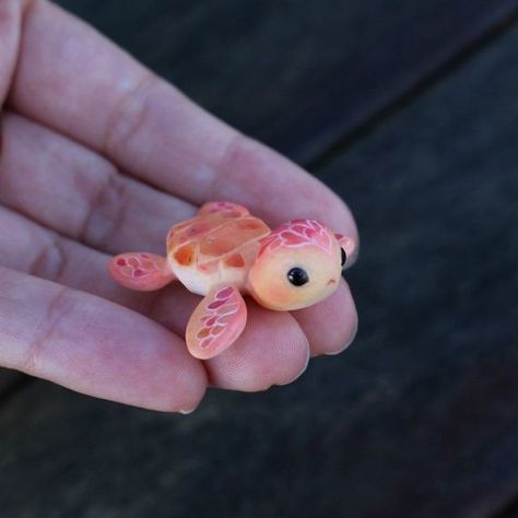 Clay Turtles, Polymer Clay Kunst, Fimo Kawaii, Clay Turtle, Diy Fimo, Turtle Baby, Watercolour Effect, Polymer Clay Kawaii, Polymer Clay Figures