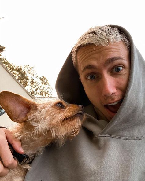 miniminter on Instagram: “Me and my dawg” Slug Eyebrows, Simon Minter, Kaws Painting, British Youtubers, British Boys, British Men, Best Youtubers, Dream Guy, Food Animals