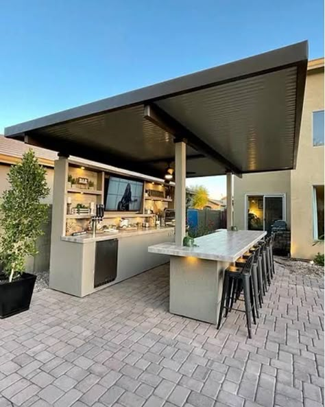 Outdoor Kitchen Bars Modern, Build Outdoor Kitchen Modern, Outdoor Kitchen With Privacy Wall, Outdoor Bar Shelves Ideas, Small Outdoor Kitchen Design Modern, Pool Tv Outdoor, Outdoor Kitchen Side Of House, Outdoor Kitchen Galley Style, Outdoor Kitchen Tv Wall