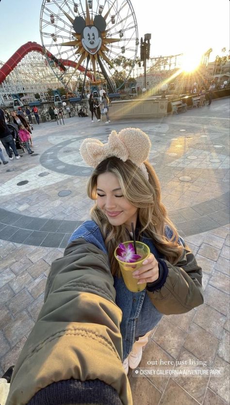 Disneyland Aesthetic Outfit, Disneyland Outfit Ideas, Outfit Ideas For Moms, Disneyland Aesthetic, Disney Poses, Paris Photo Ideas, Disney Trip Outfits, Disney Outfits Women, Foto Disney