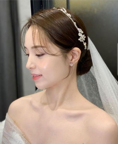 Korean Bride Hairstyle, Korean Bride Makeup, Korean Bride Dress, Korean Wedding Hairstyles, Korean Wedding Hair, Bride Makeup Natural, Wedding Party Makeup, Korean Bride, Bridal Hair Up