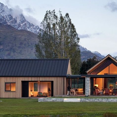 ArchiPro on Instagram: "Set against a breathtaking backdrop of mountain ranges this 385 sqm residence is the quintessential alpine retreat done in an extraordinary contemporary style while accommodating thermal efficiency. With their considered design, north-facing louvres allow for air circulation in summer. Come winter a wood-burning fireplace is a fitting choice for a home dusted in snow.⁠ ⁠ @dcd_ltd_queenstown | Dalefield Entertainers Delight⁠ ⁠ 📷️ @louistrerise ⁠ ⁠ Professionals and Produc Timber Houses Modern, Exterior Finishes For Homes, New Zealand Modern House, Queenstown Architecture, Contemporary Barn Uk, Villa Exterior Nz, Nz Architecture House, Modern Cottage Homes, Farmhouse Architecture