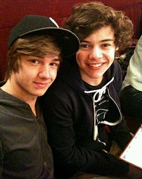 On Harrys 17th birthday! (: They were so little. (: Harry 1d, One Direction Photos, Liam James, One Direction Pictures, 1d And 5sos, I Love One Direction, 1 Direction, Harry Edward Styles, Edward Styles