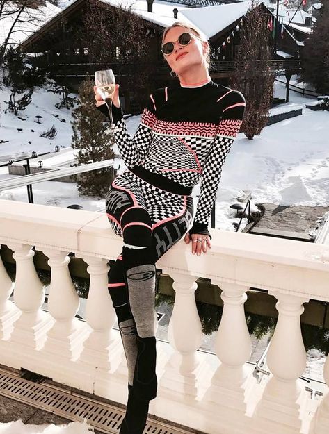 Ski Outfits For Women, Mode Au Ski, Apres Ski Outfit, Womens Ski Outfits, Ski Outfit For Women, Chalet Girl, Ski Trip Outfit, Apres Ski Outfits, Apres Ski Style