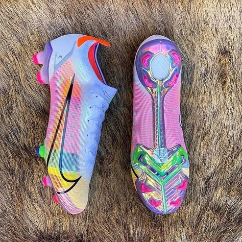 Soccer Cleats No Laces, Nike Soccer Cleats Womens, Neon Soccer Cleats, Preppy Soccer Cleats, Soccer Cletes, Soccer Cleats Aesthetic, Cool Soccer Cleats, Cute Soccer Cleats, Nike Cleats Soccer