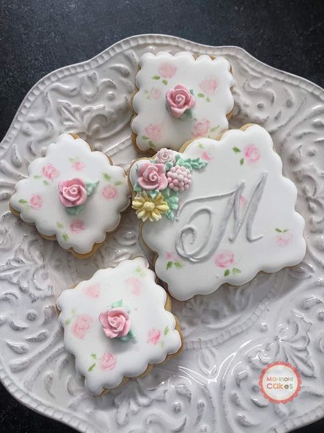 Icing Biscuits, Fall Porches, Cookies Decoration, Monogram Cookies, Baby Shower Sweets, Royal Icing Flowers, Cake Decorating Icing, Food Decorations, Sugar Cookie Royal Icing