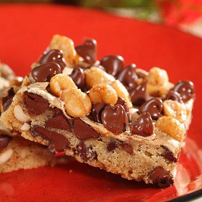 These sweet snack bars have a sweetened meringue-like layer dotted with chocolate chips and nuts. Best Baking, Honey Roasted Peanuts, Snack Bars, Bar Cookies, Cake Bars, Honey Roasted, Dessert Dishes, Brownie Bar, Roasted Peanuts