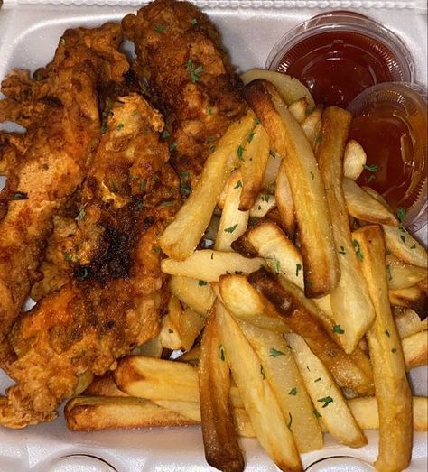 Chicken Tenders And Fries, Tenders And Fries, Spicy Chicken Tenders, Dr Food, Girl Dinner, Yummy Comfort Food, Tender Chicken, Yummy Yummy, Spicy Chicken