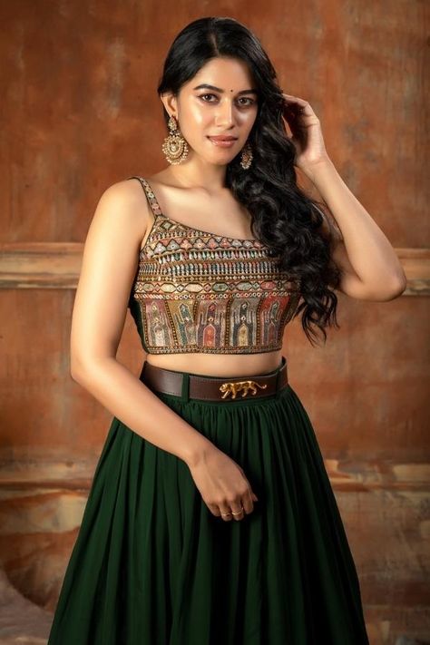 Dark Green Blouse, Sleeveless Blouse Designs, Lehenga Pattern, Green Thread, New Saree Blouse Designs, Cotton Saree Designs, Lehenga Blouse Designs, Dulhan Mehndi, Lehenga Online