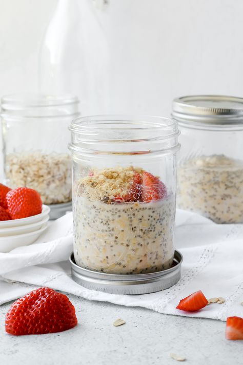 Chia Seed Crackers, Strawberry Cheesecake Overnight Oats, Overnight Oats Easy, Cheesecake Overnight Oats, Overnight Breakfast, Strawberry Syrup, Strawberry Cheesecake, Vegetarian Cheese, Quick Breakfast